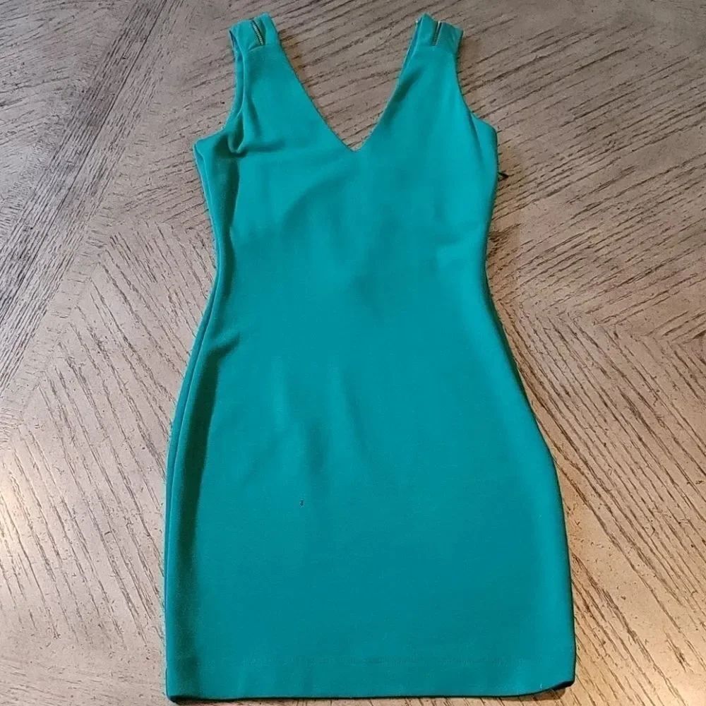 XS green vneck dress by Zara  💚